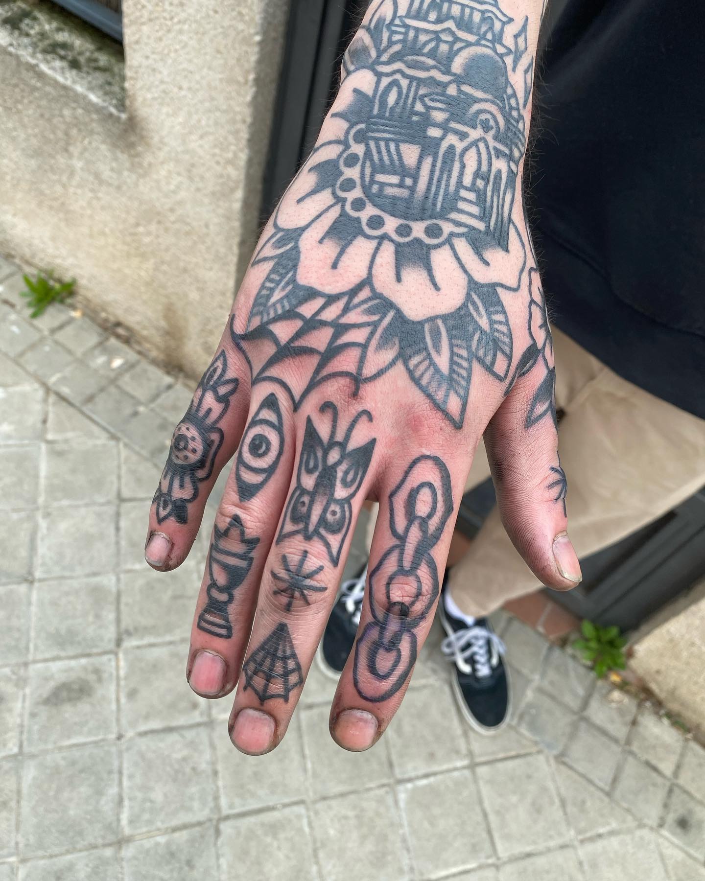 Chain finger tattoos